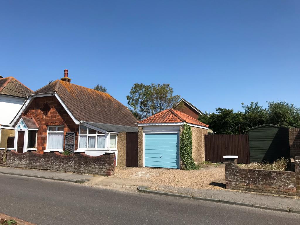 Lot: 8 - BUNGALOW WITH PLANNING FOR EXTENSION AND NEW BUILD TWO-BEDROOM BUNGALOW - Detached bungalow and garage/adjacent plot